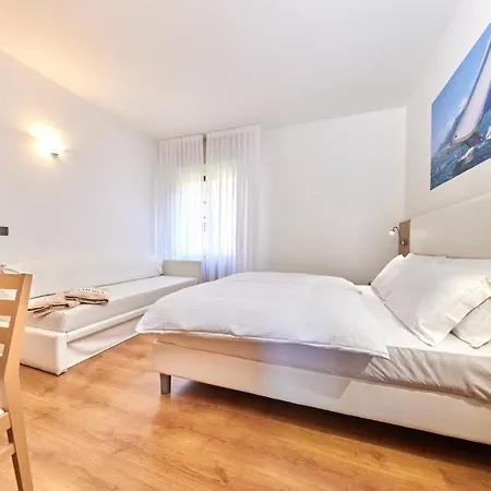 Rosa 3* مالتشيزينيه